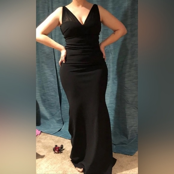 La Petite Robe di Chiara Boni
Black Lace Illusion Gown size 48R or size 12 - Picture 14 of 15